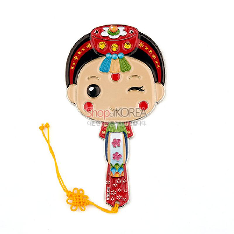 금속 재질에 채색 기법을 더한 한복 신부 캐릭터 손거울, 붉은 꽃문양과 노란 매듭 끈 장식이 특징인 디자인.