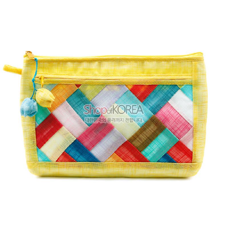 노란색 모시 바탕에 다채로운 색상의 조각보 누비 기법이 더해진 파우치, 매듭 장식 달린 지퍼 포인트. 노란색 모시 바탕에 다채로운 색상의 조각보 누비 기법이 더해진 파우치, 매듭 장식 달린 지퍼 포인트.