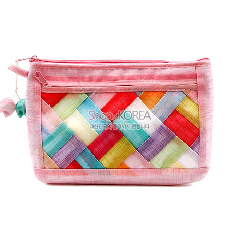 연분홍 모시 바탕에 다채로운 색상의 조각보 패치워크가 들어간 지퍼형 파우치.