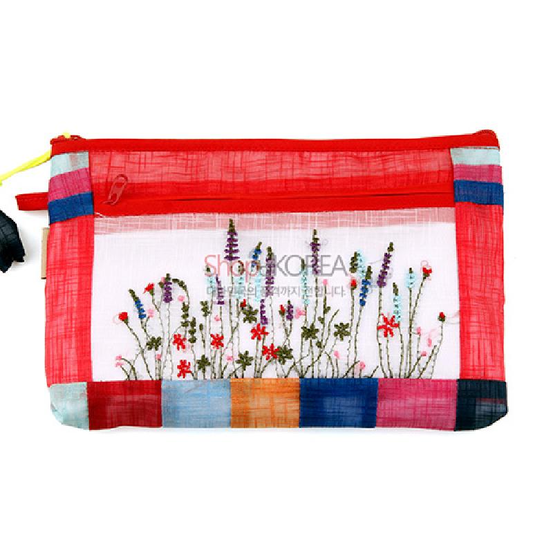 모시 소재에 다채로운 색상 배색 테두리와 야생화 자수 문양이 돋보이는 적색 파우치.