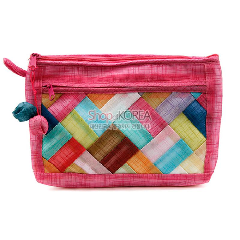 분홍색 모시 천에 다양한 색상의 조각보 패치를 누빔 기법으로 장식한 지퍼 파우치.