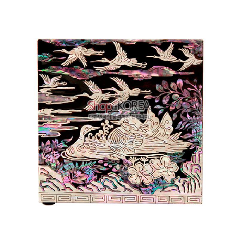 흑색 옻칠 바탕에 자개 상감으로 학과 십장생, 연꽃과 구름 문양을 섬세하게 표현한 보석함.