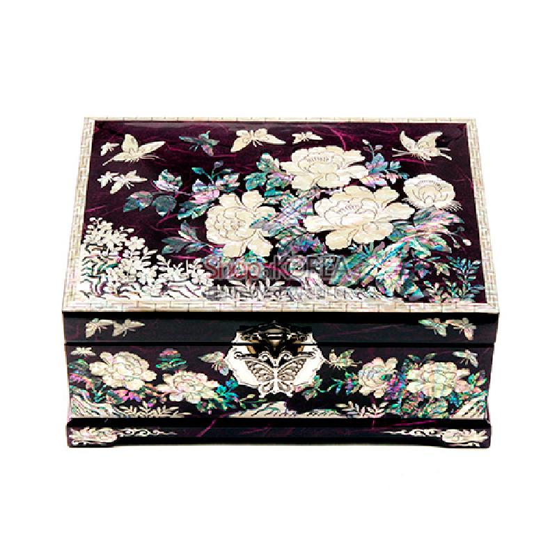 진한 자주색 옻칠 바탕에 자개 상감으로 목단과 나비 문양을 장식한 직사각형 보석함.