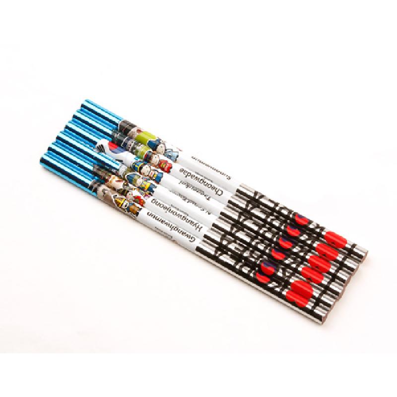 전통의상 캐릭터와 붉은 태극 문양, 청색 메탈릭 포일이 조합된 연필 6종 세트.