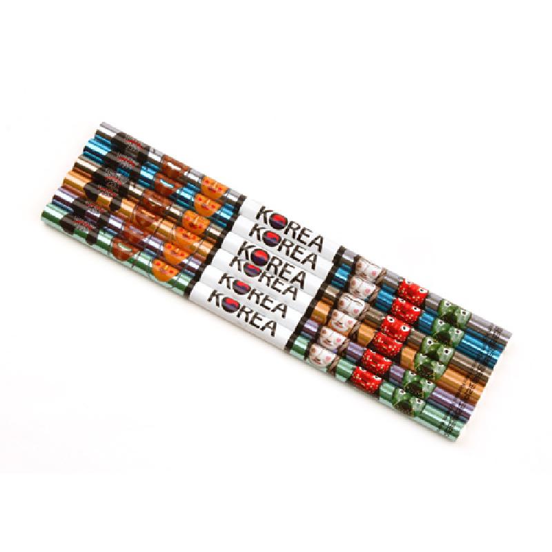 다채로운 색상의 나무 연필에 하회탈 얼굴 문양과 ‘KOREA’ 레터링이 인쇄된 전통문양 연필 6종 세트.
