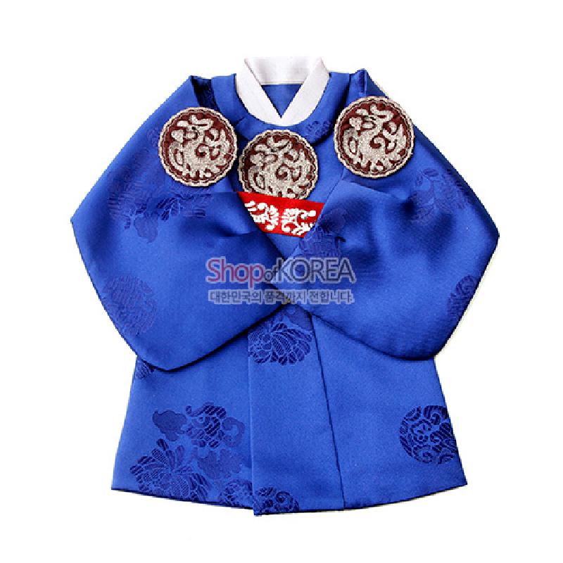 청색 비단에 국화와 전통 문양이 짜여진 한복형 와인 커버, 흰색 깃과 원형 자수 장식이 특징인 디자인.