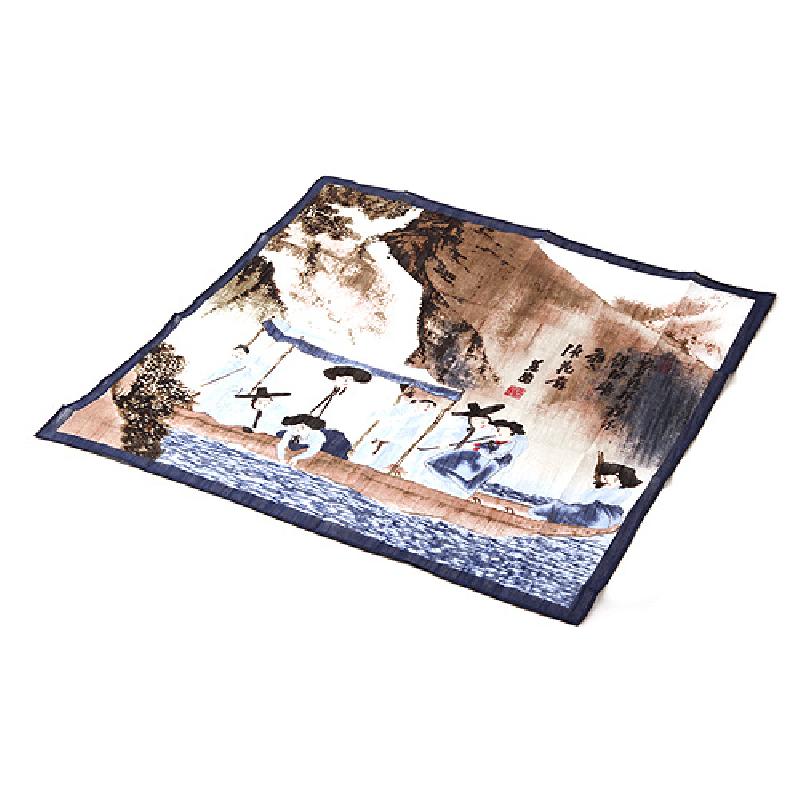 전통 회화 ‘주유청강’ 장면을 인쇄한 직물 손수건, 청·갈색 수묵채색과 남색 테두리 장식 특징.