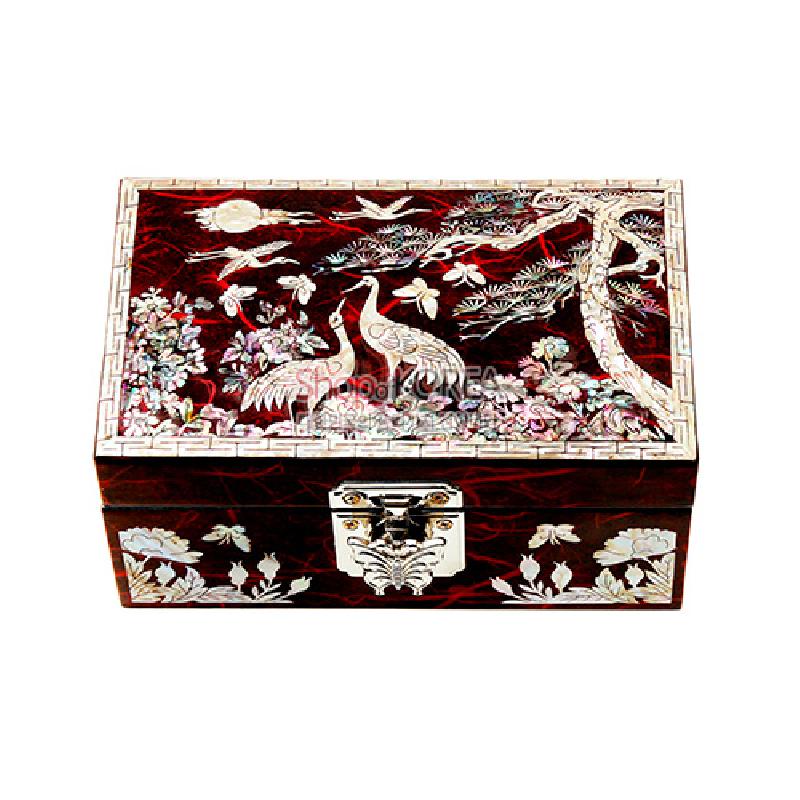 붉은 옻칠 바탕에 자개 상감으로 송학과 소나무, 꽃문양을 정교하게 표현한 직사각 보석함.