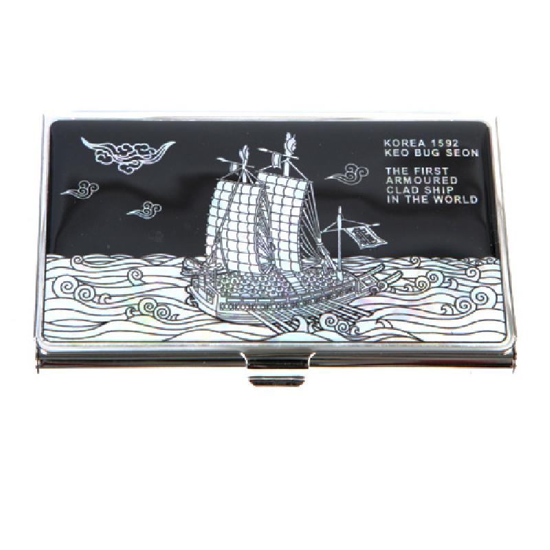 검은 바탕 위 자개 상감 기법으로 거북선과 파도, 구름 문양을 섬세하게 표현한 금속 명함집.