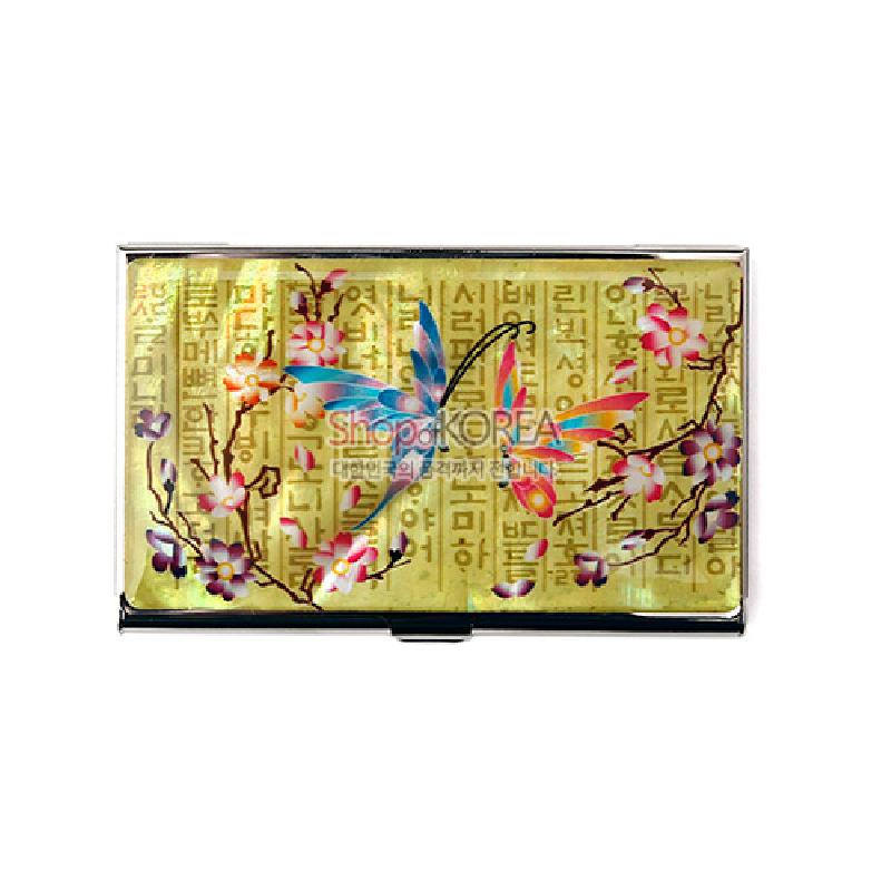 황금빛 바탕에 훈민정음 글자 상감, 자개 나비와 매화 가지 문양이 어우러진 금속 명함집.
