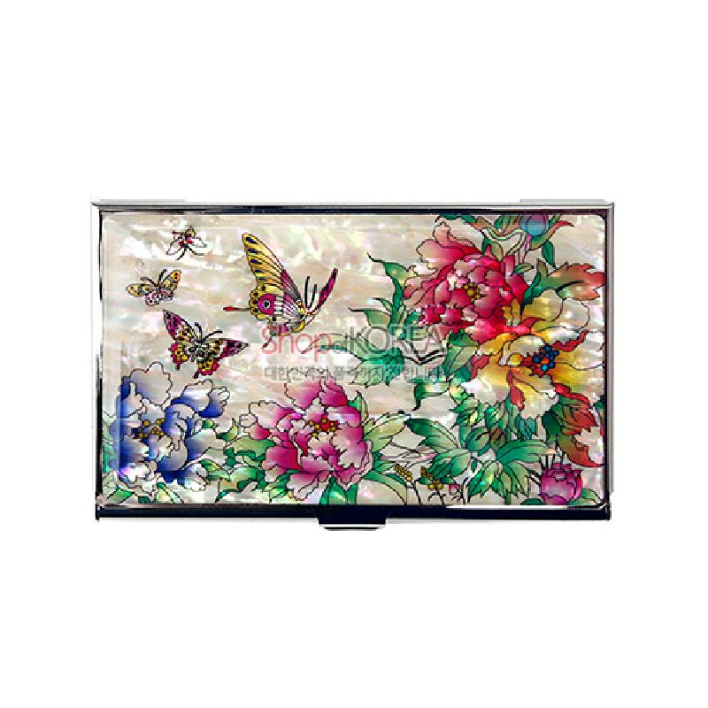 자개 바탕 위에 다채로운 목단꽃과 나비 문양을 섬세한 채색으로 표현한 금속 테두리 명함집.