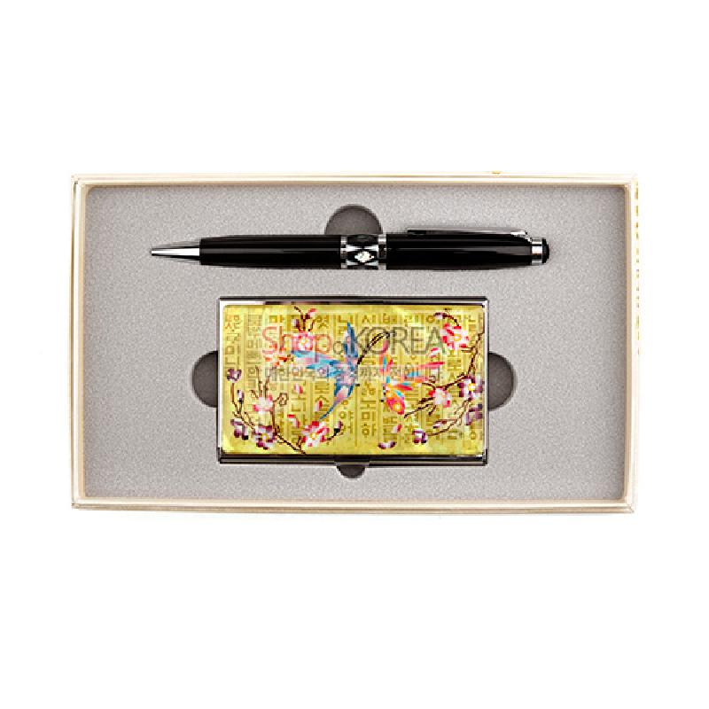 황금빛 바탕에 자개 상감으로 표현한 훈민정음과 나비·매화 문양이 어우러진 금속 명함케이스와 블랙 금속 장식 볼펜 세트.