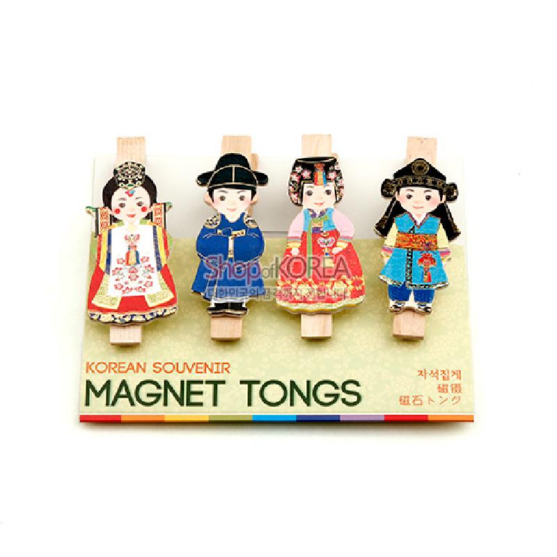 전통 혼례복과 궁중복 차림 신랑신부 캐릭터가 그려진 나무 집게형 자석 세트, 선명한 적색·청색·황색 대비 색채 장식.