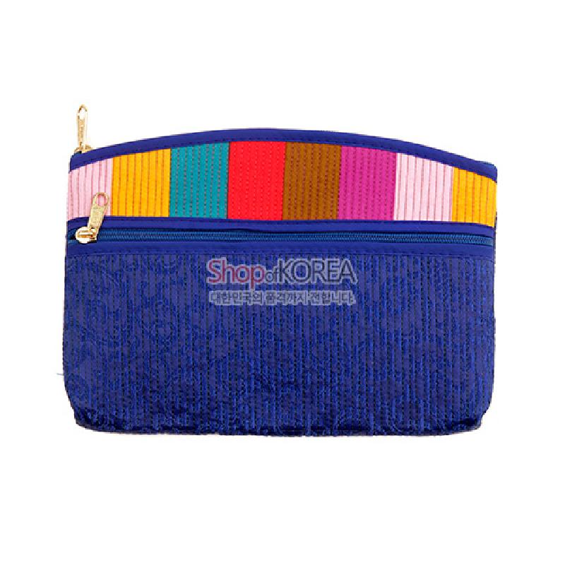 청색 누비 원단에 금색 지퍼가 더해지고 상단에 다양한 색상의 색동 패치가 장식된 직사각형 티슈 지갑.