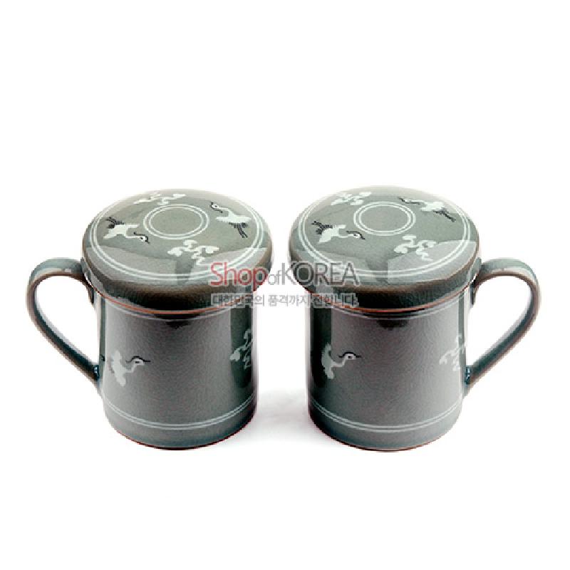 청자 재질의 머그와 뚜껑에 상감 기법으로 운학 문양을 새긴 은은한 회청색 2인 머그세트.
