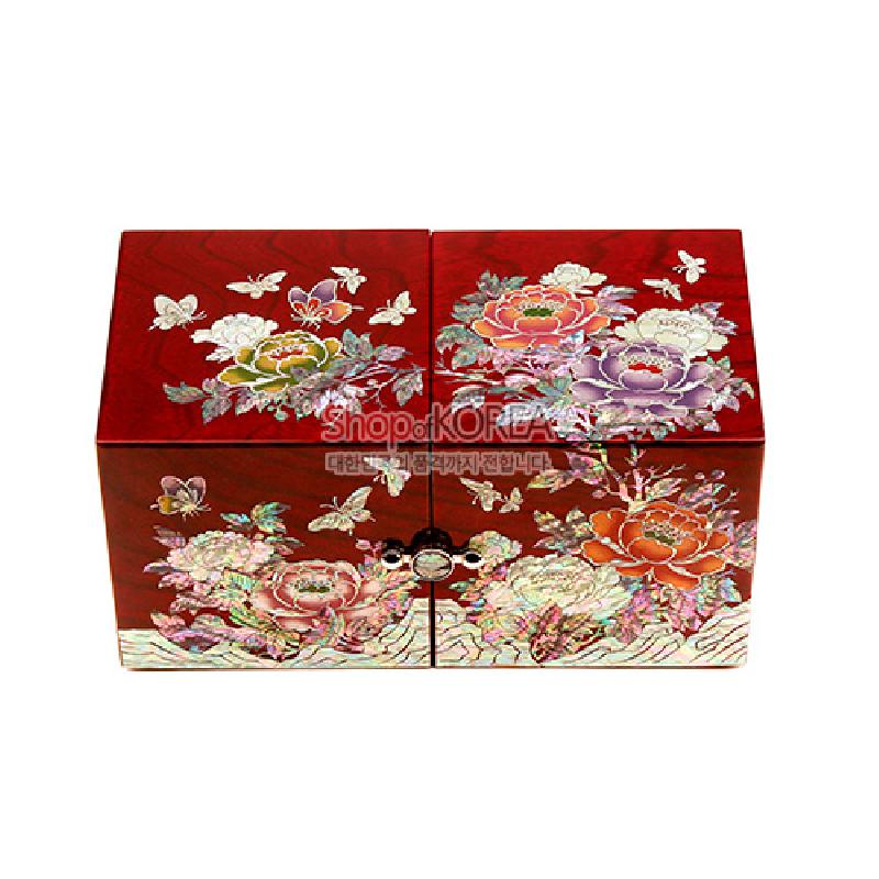 붉은 옻칠 표면에 자개 상감으로 목단과 나비 문양을 정교하게 표현한 쌍합 보석함.