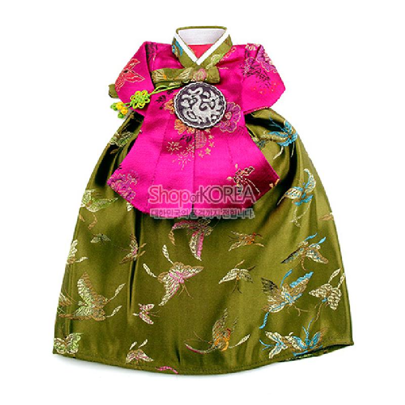 진녹색 비단 스커트에 금사 자수 학 문양을 더한 와인 커버, 분홍 당의와 자수 호패 장식이 특징인 한복형 장식.