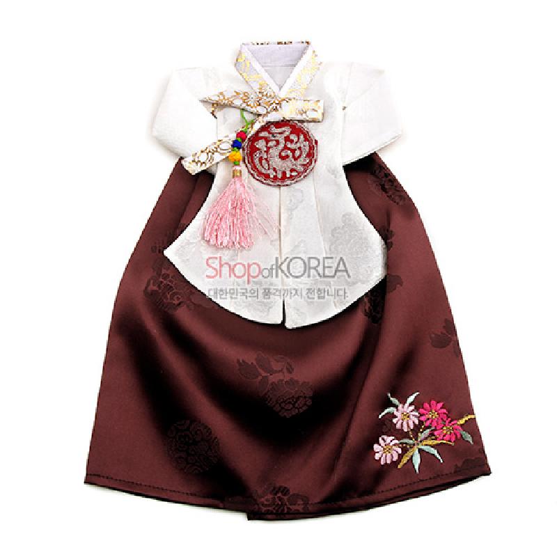 갈색 비단 치마와 흰색 저고리로 구성된 와인 커버, 수국·국화 자수와 전통 노리개 장식이 돋보이는 한복 당의형 디자인.