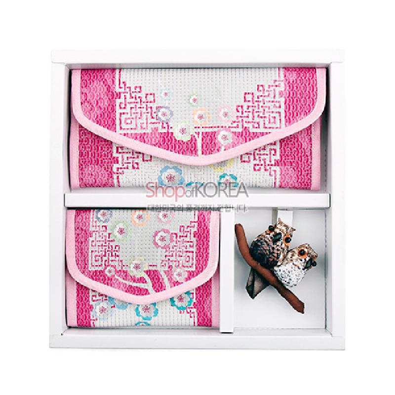 분홍색과 흰색 누비 비단 소재에 전통 기하문과 꽃문양이 수놓인 지갑 세트와 부엉이 장식.