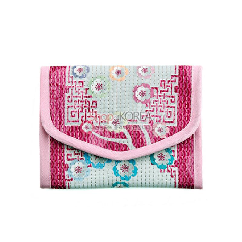 분홍색·하늘색 대비 누비 기법, 전통 기하문과 꽃문양이 어우러진 직물 지갑.