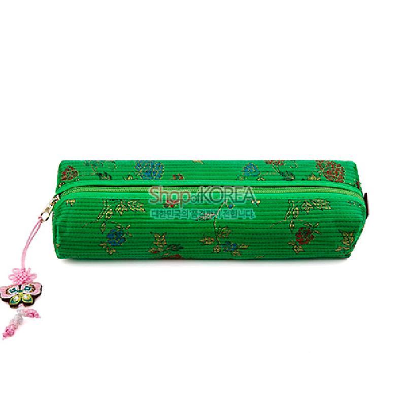 녹색 누비 원통형 천 소재에 금색 포인트의 꽃문양과 나비 모양 매듭 장식이 더해진 필통.