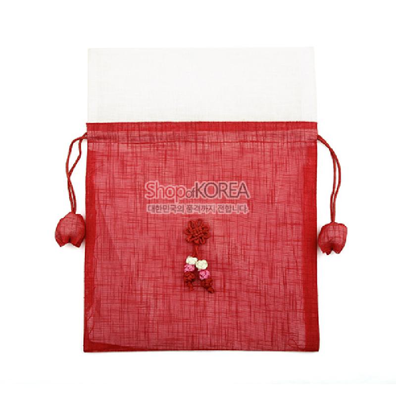 적색 모시 천으로 제작된 복주머니 형태의 주머니, 상단 백색 배색과 매듭 장식, 복숭아 모양 끈 장식이 특징인 공예품.