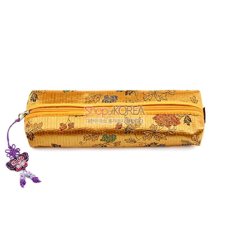 황색 누비 비단에 꽃과 잎 전통문양이 수놓인 직사각형 필통, 나비 매듭 장식 포인트.