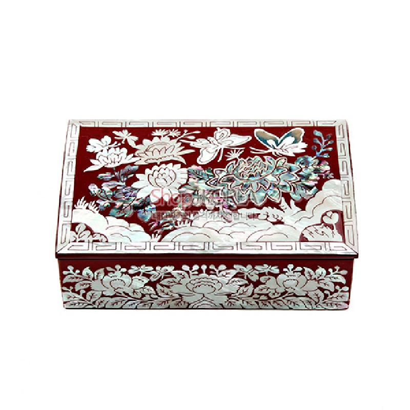 적색 옻칠 바탕에 자개 상감으로 호접문과 연꽃, 구름무늬를 섬세하게 표현한 직사각형 명함함.