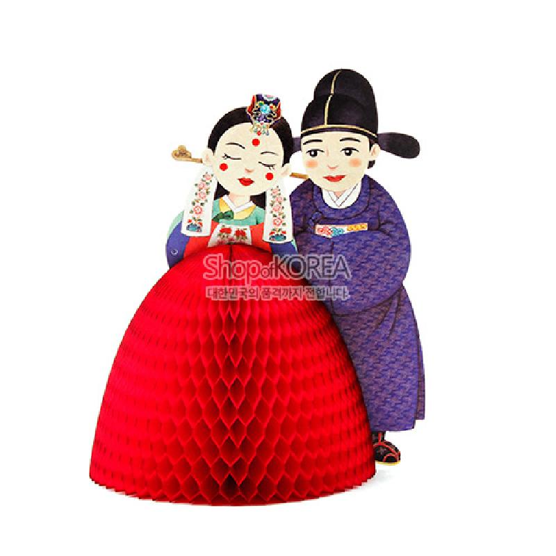 한복 차림 신랑각시를 형상화한 종이 입체카드, 벌집 모양 치마와 화려한 전통 혼례 장신구·자수 문양 장식.