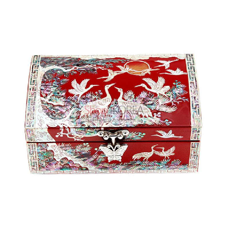 붉은 옻칠 바탕에 자개 상감으로 학과 소나무, 해와 구름 문양을 넣은 금속 잠금장식 둥근지붕 보석함.