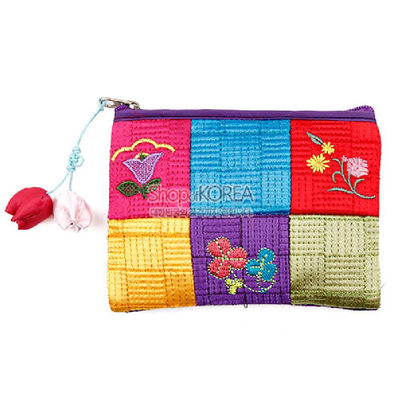 비단 느낌의 누빔 천을 색동 배치하고, 다양한 꽃 자수와 튤립 모양 매듭 장식을 더한 동전지갑.