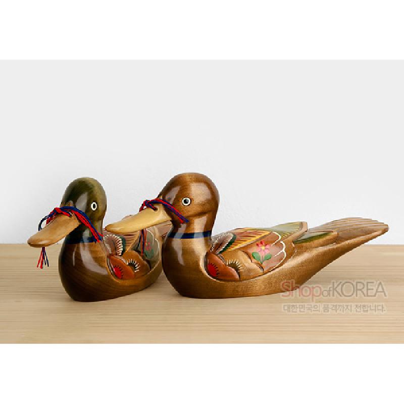 나무 재질의 오리 형태 목각에 옻칠 마감과 꽃·잎사귀 채색 문양, 붉은색과 남색 실 매듭 장식이 더해진 전통 목각 장식.