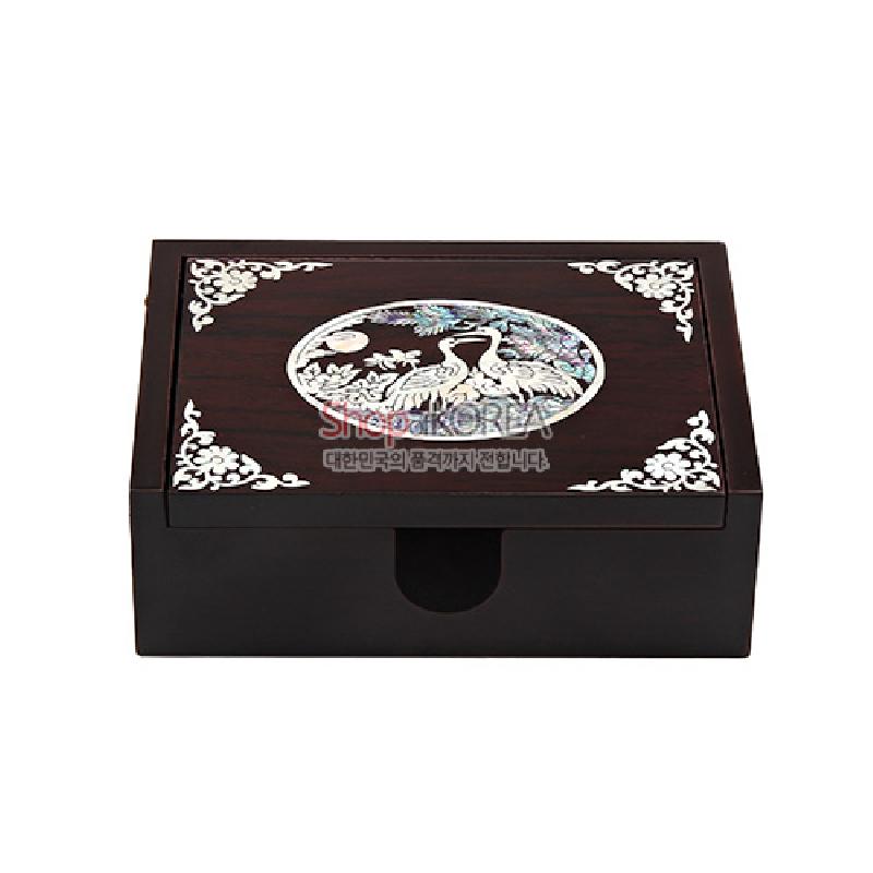 짙은 갈색 옻칠 바탕 위에 원형 송학과 구름 문양을 자개 상감으로 장식하고 모서리에 백색 상감무늬를 더한 나전칠기 명함함.