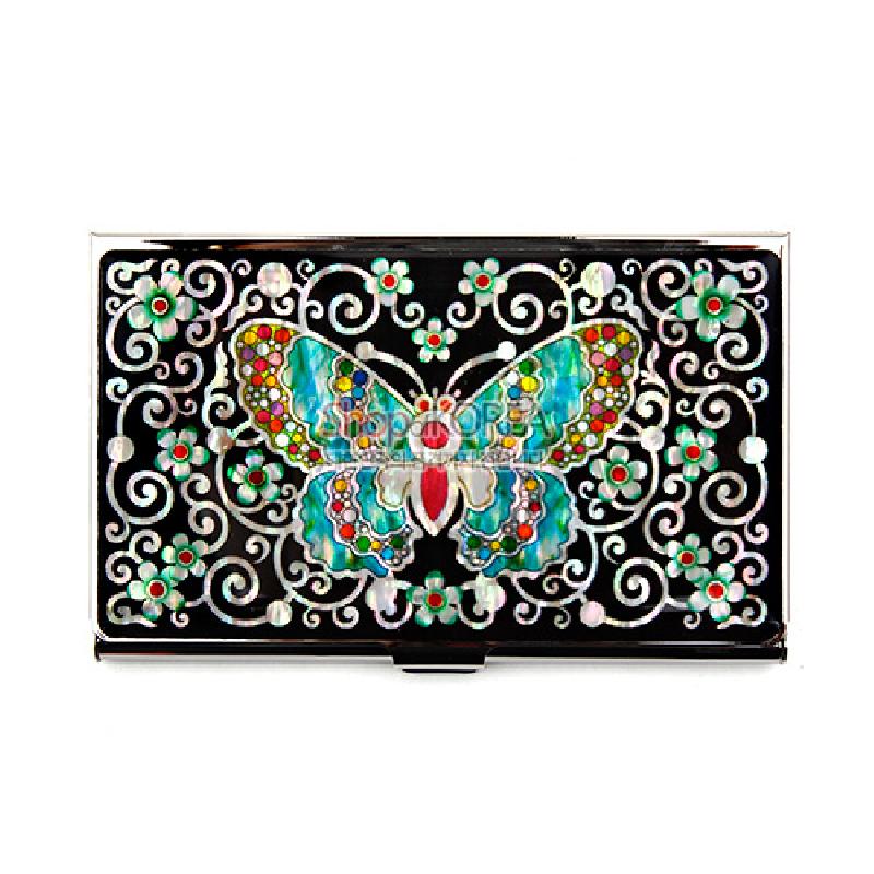 검은 바탕 위 자개 상감 기법으로 표현된 채색 나비와 꽃넝쿨 문양이 돋보이는 금속 명함집.
