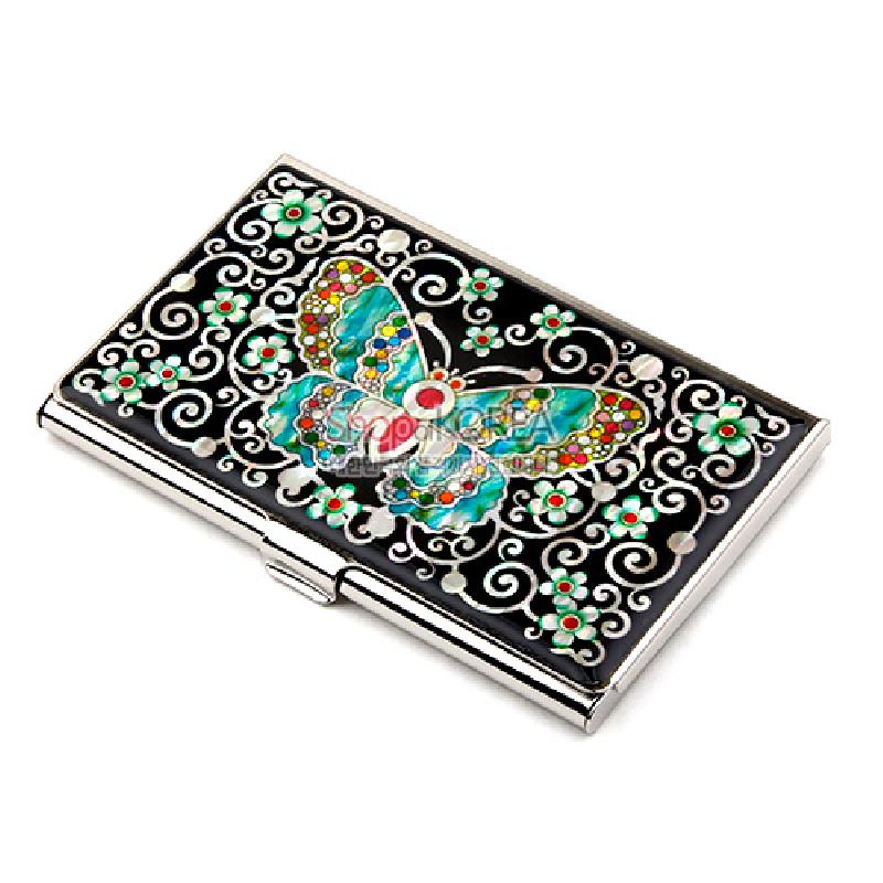 검은 바탕에 자개 채색나비와 꽃무늬 상감이 돋보이는 금속 명함집.