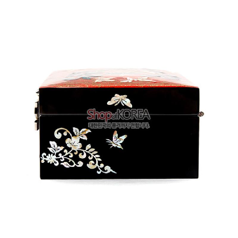 검은 옻칠 바탕에 자개 상감으로 표현한 나비와 꽃문양이 장식된 비단 내장 보석함. 검은 옻칠 바탕에 자개 상감으로 표현한 나비와 꽃문양이 장식된 비단 내장 보석함.