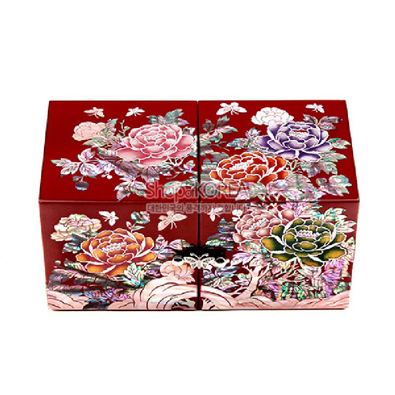 붉은 옻칠 바탕 위에 자개 상감으로 표현한 다채로운 목단과 나비 문양이 돋보이는 쌍합 보석함.