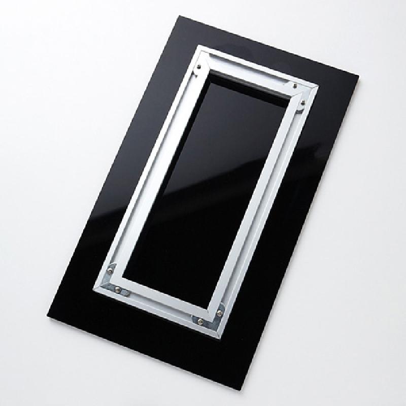 검은색 유광 아크릴 판에 은색 금속 프레임을 부착한 직사각형 구조의 액자 뒷면 디자인. 검은색 유광 아크릴 판에 은색 금속 프레임을 부착한 직사각형 구조의 액자 뒷면 디자인.