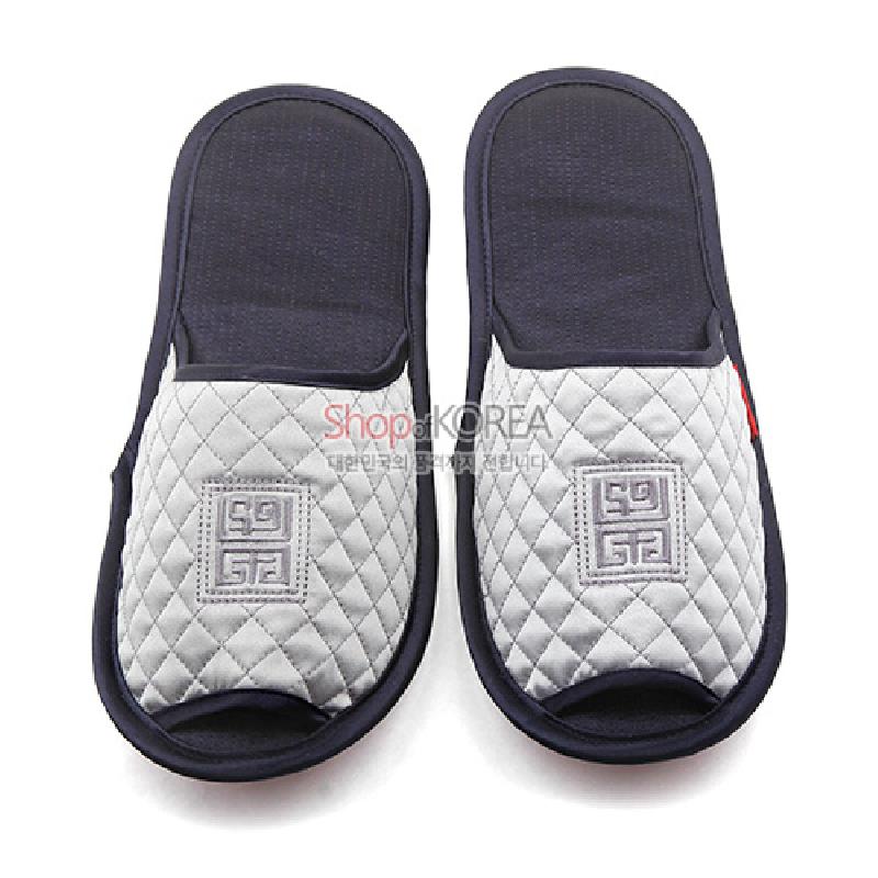 남색과 연회색 배색의 누빔 천으로 제작된 실내화, 앞코 사선 누빔과 전통 기하학 문양 자수 장식.