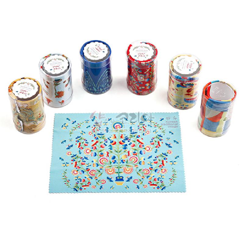 민트색 극세사 천 위에 전통 자수풍 십장생과 꽃, 나비 문양을 다채로운 원색으로 배치한 안경닦이.