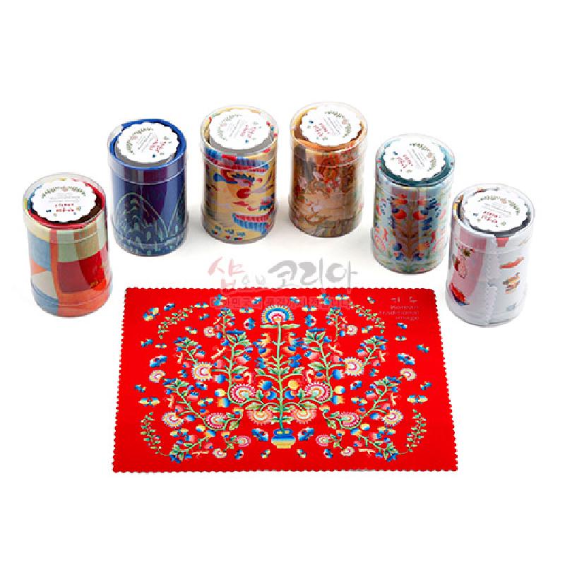 밝은 빨강 바탕 위에 파랑·초록·노랑 실색으로 수놓은 전통 꽃과 나무 자수 문양이 돋보이는 극세사 안경닦이.