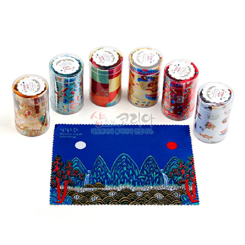 짙은 남색 바탕에 일월오봉도 산수와 해·달, 소나무 문양을 다채로운 색실로 인쇄한 극세사 안경닦이.