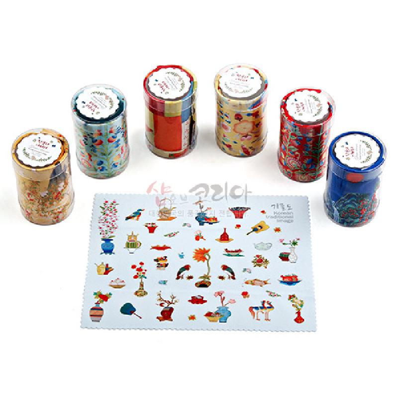 부드러운 극세사 재질의 안경닦이에 전통 기물도 문양을 다채로운 색감으로 인쇄한 디자인.