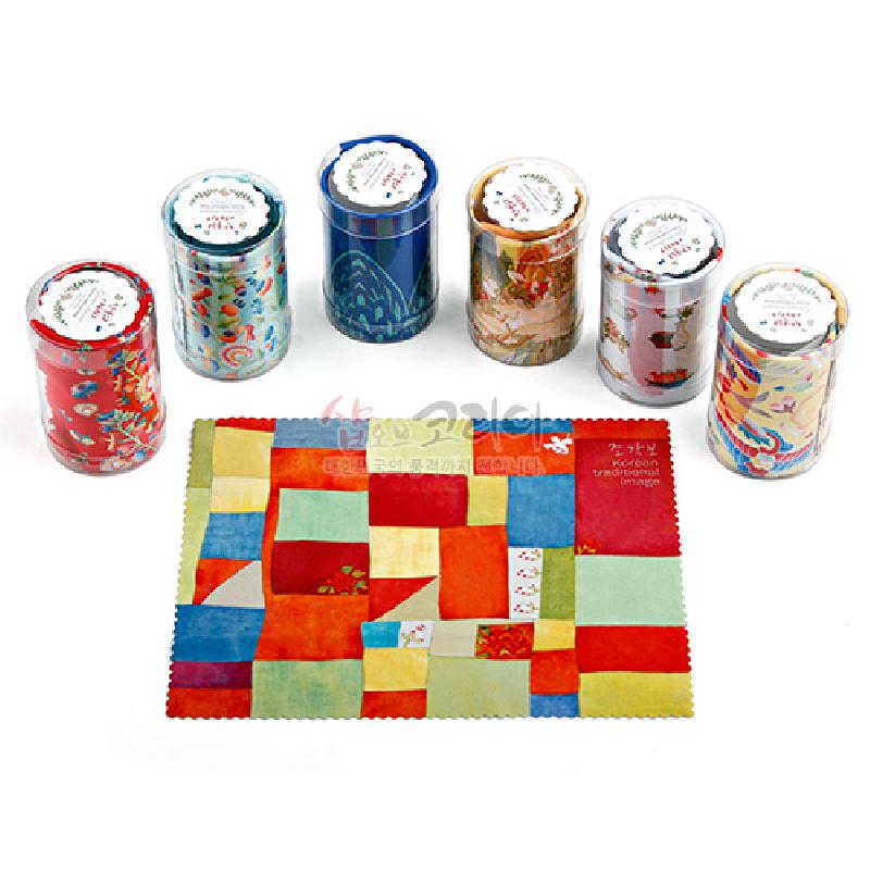 조각보를 모티프로 한 다채로운 색상의 사각 패치워크 문양이 특징인 극세사 안경닦이.