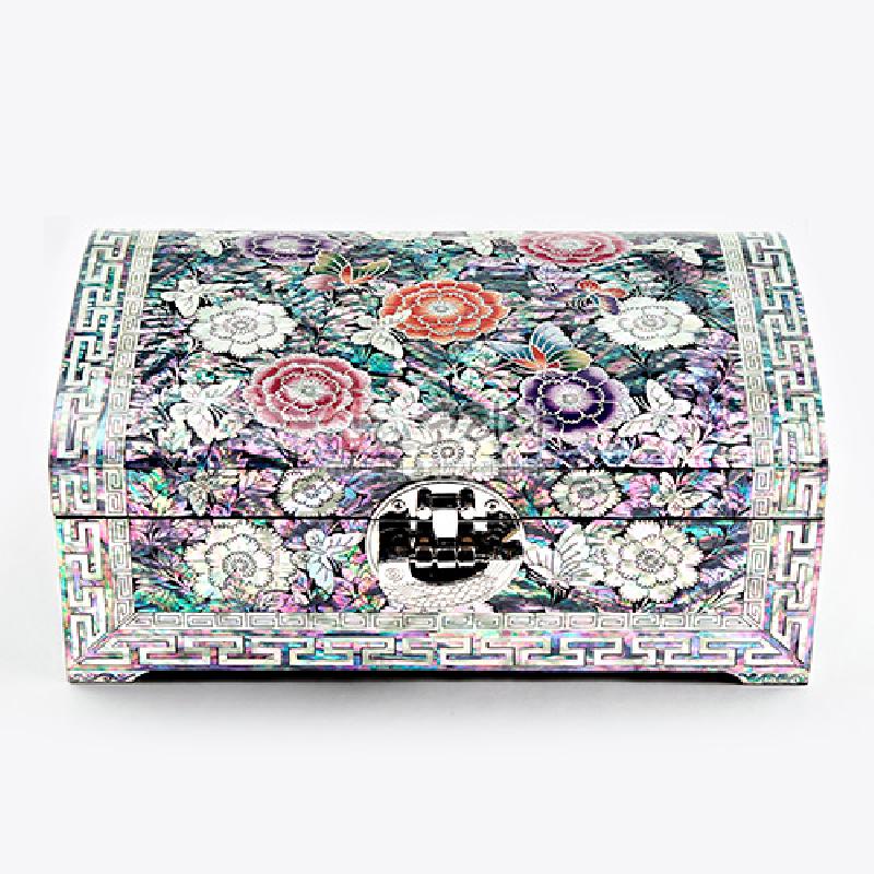 자개 상감 옻칠 기법으로 완성된 곡선형 보석함, 화려한 꽃과 나비 문양과 연화·번영문 테두리 장식.