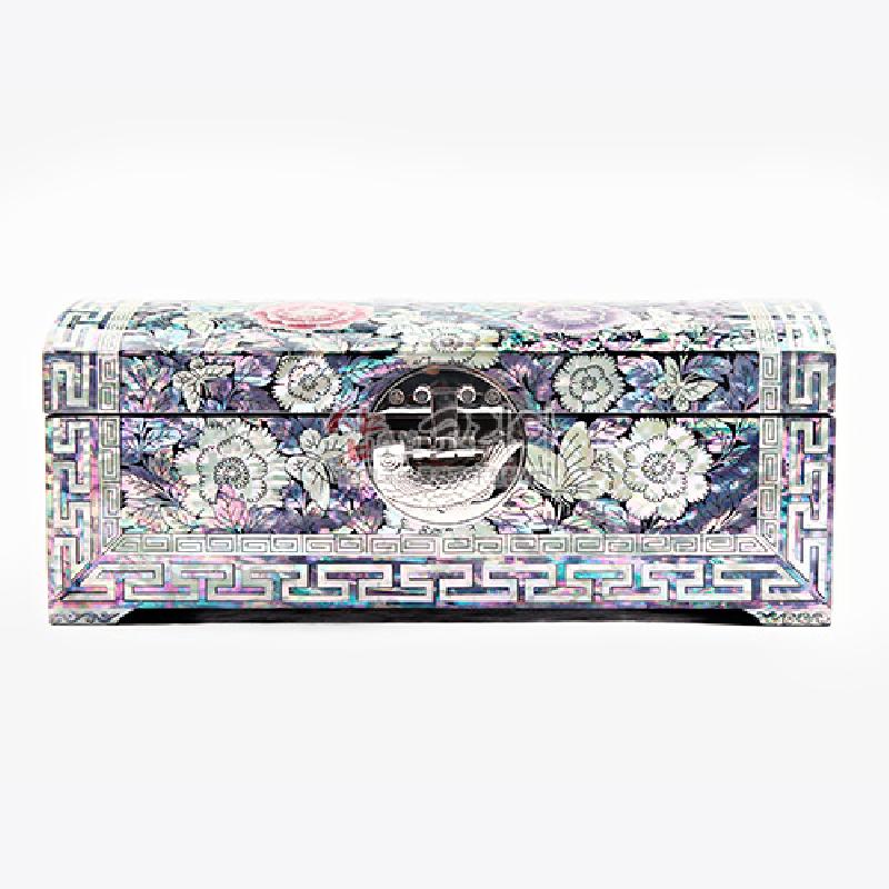 은은한 옻칠 바탕 위에 자개 상감으로 꽃과 나비 문양을 정교하게 표현한 직사각형 보석함. 은은한 옻칠 바탕 위에 자개 상감으로 꽃과 나비 문양을 정교하게 표현한 직사각형 보석함.