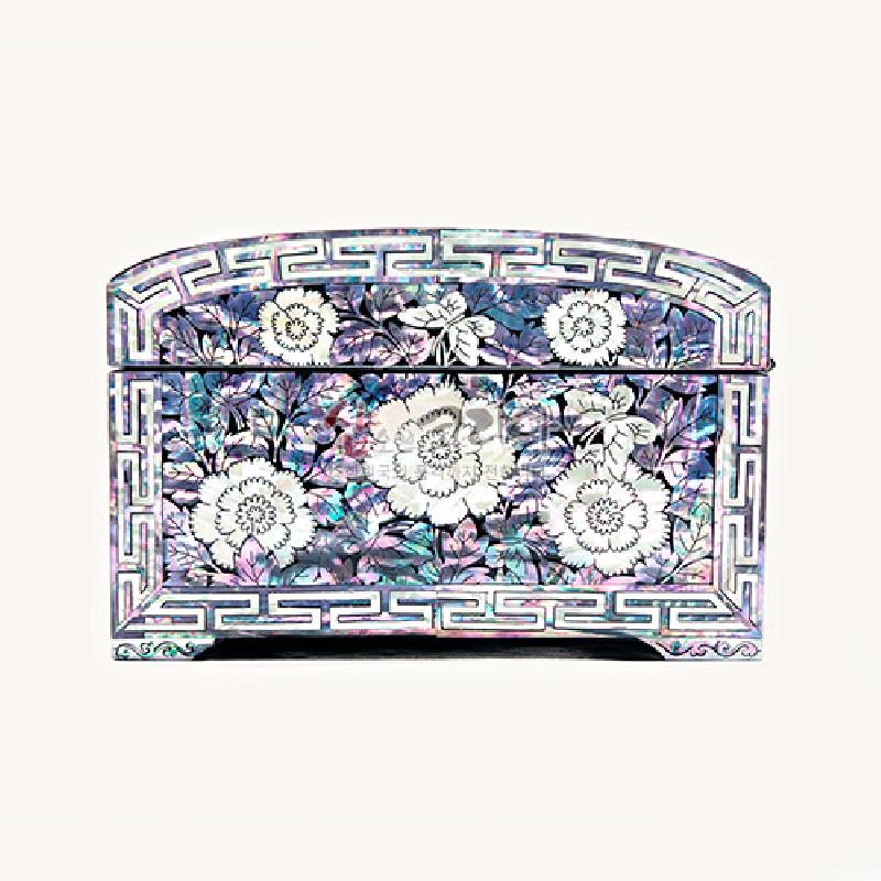 자개 상감 기법으로 백화와 나비 문양을 정교하게 표현한 곡선형 나전칠기 보석함, 오방색 계열의 오묘한 빛감과 연속 기하학 문양 테두리가 특징인 제품. 자개 상감 기법으로 백화와 나비 문양을 정교하게 표현한 곡선형 나전칠기 보석함, 오방색 계열의 오묘한 빛감과 연속 기하학 문양 테두리가 특징인 제품.