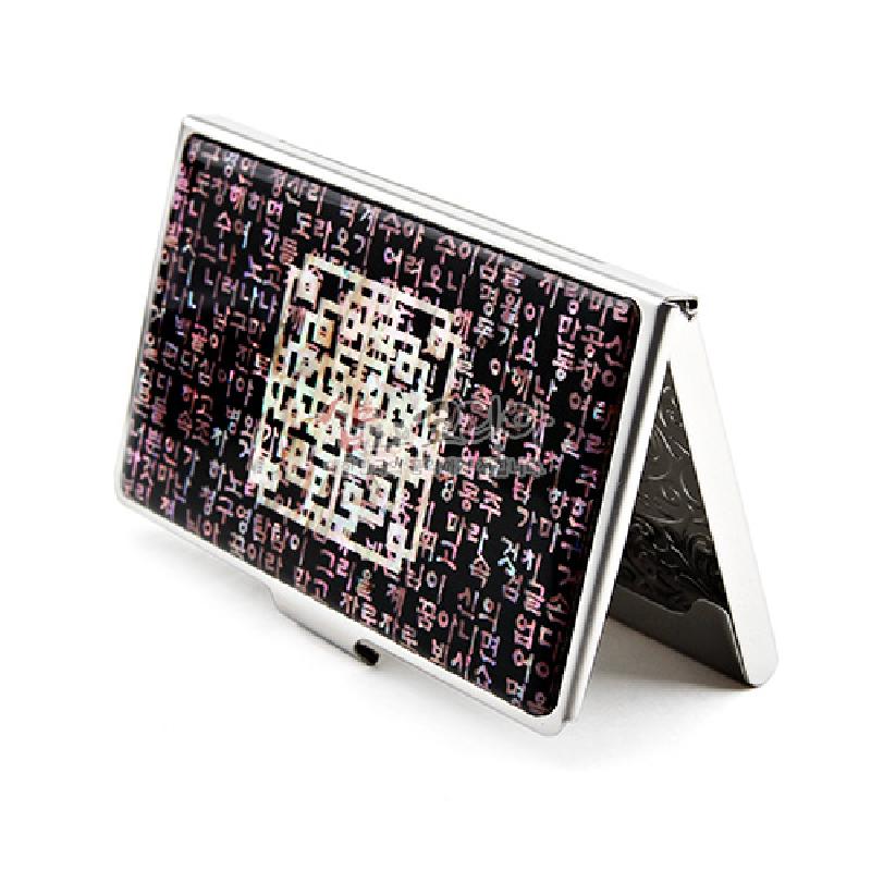 금속 케이스 위에 흑색 바탕 자개 상감 처리된 시조 한글 문양과 중앙 기하학적 전통 패턴이 어우러진 명함집.