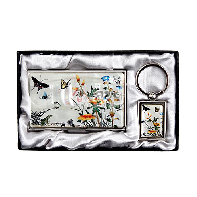 자개 상감 기법으로 표현된 초충도 꽃과 나비 문양이 특징인 금속 명함집 및 열쇠고리 세트